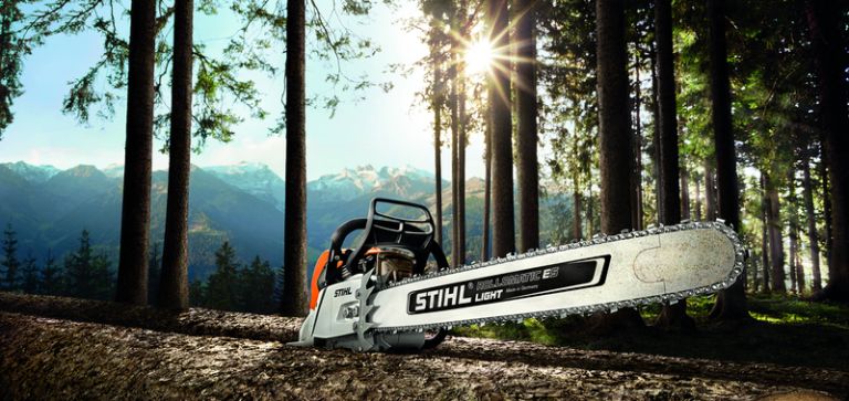 Stihl moottorisaha puun päällä