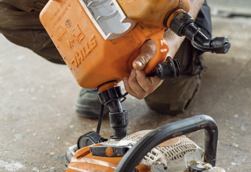 Stihl moottorisahan tankkaus: näin tankkaat Stihl-sahasi